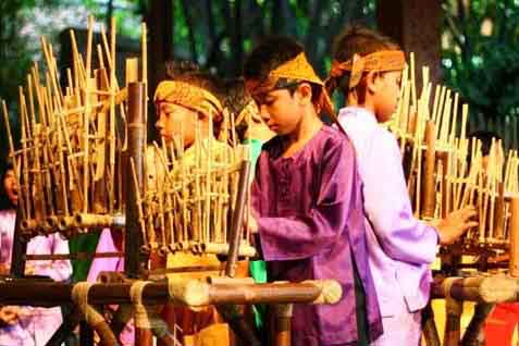  Iringi Lagu Imagine, Tim Angklung Disambut Meriah di Newcastle